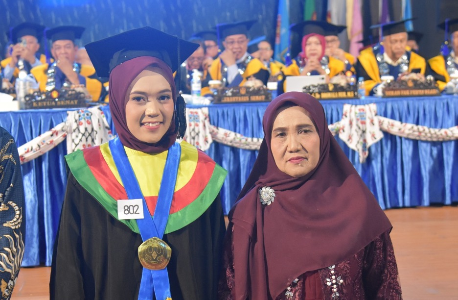 Thumbnail Mahasiswi Program Studi Teknik Informatika Menjadi Wisudawan Terbaik pada Wisuda ke-130 Untad